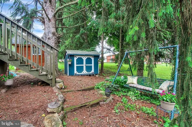 a view of a house with backyard and garden