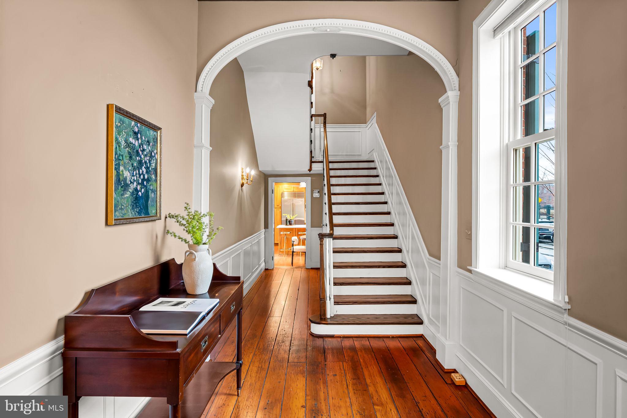 137 West Lee Street Baltimore, MD 21201 - Photo 26 of 74 Arched Moldings