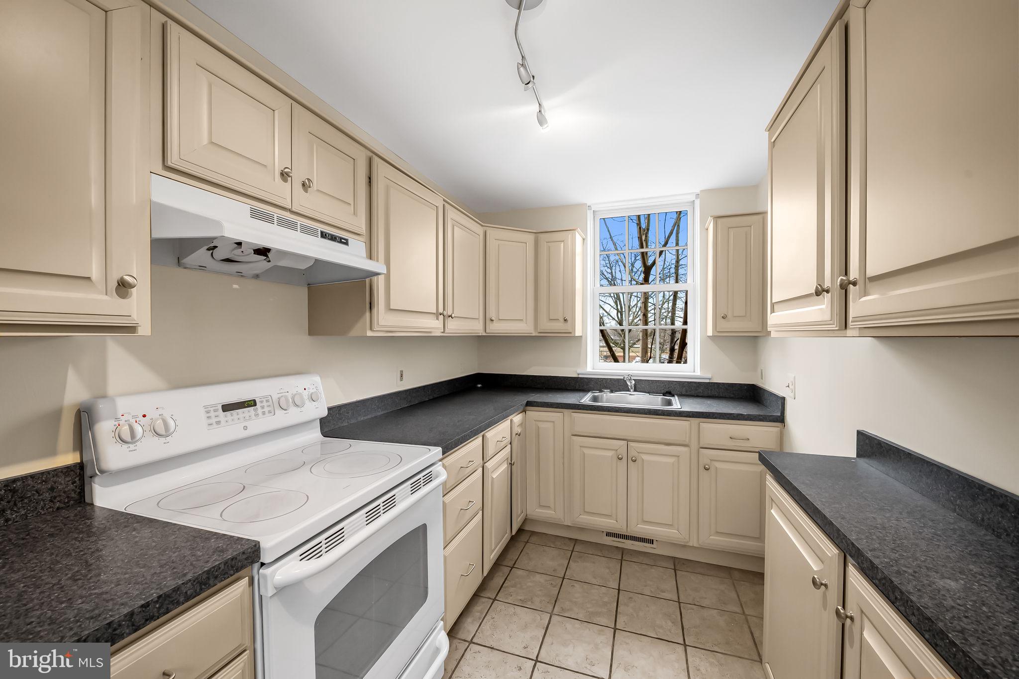 137 West Lee Street Baltimore, MD 21201 - Photo 55 of 74 Apartment Kitchen