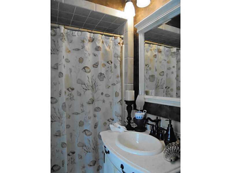 1033 Anderson Road Pittsburgh, PA 15209 - Photo 17 of 25 Full Bath.