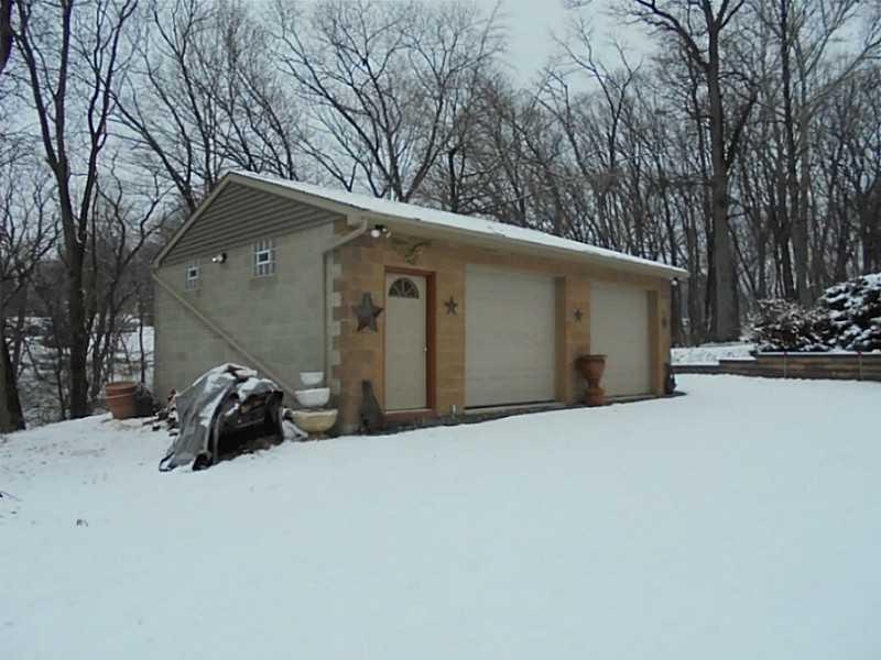 1033 Anderson Road Pittsburgh, PA 15209 - Photo 24 of 25 Parking Lot/Garage.
