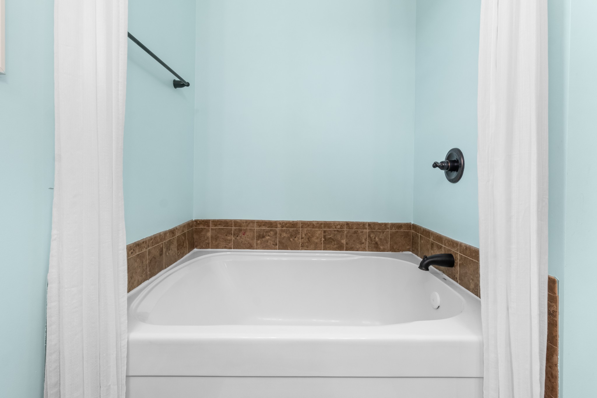 1069 Castlerock Drive Clarksville, TN 37042 - Photo 12 of 25 a bathroom with a bathtub