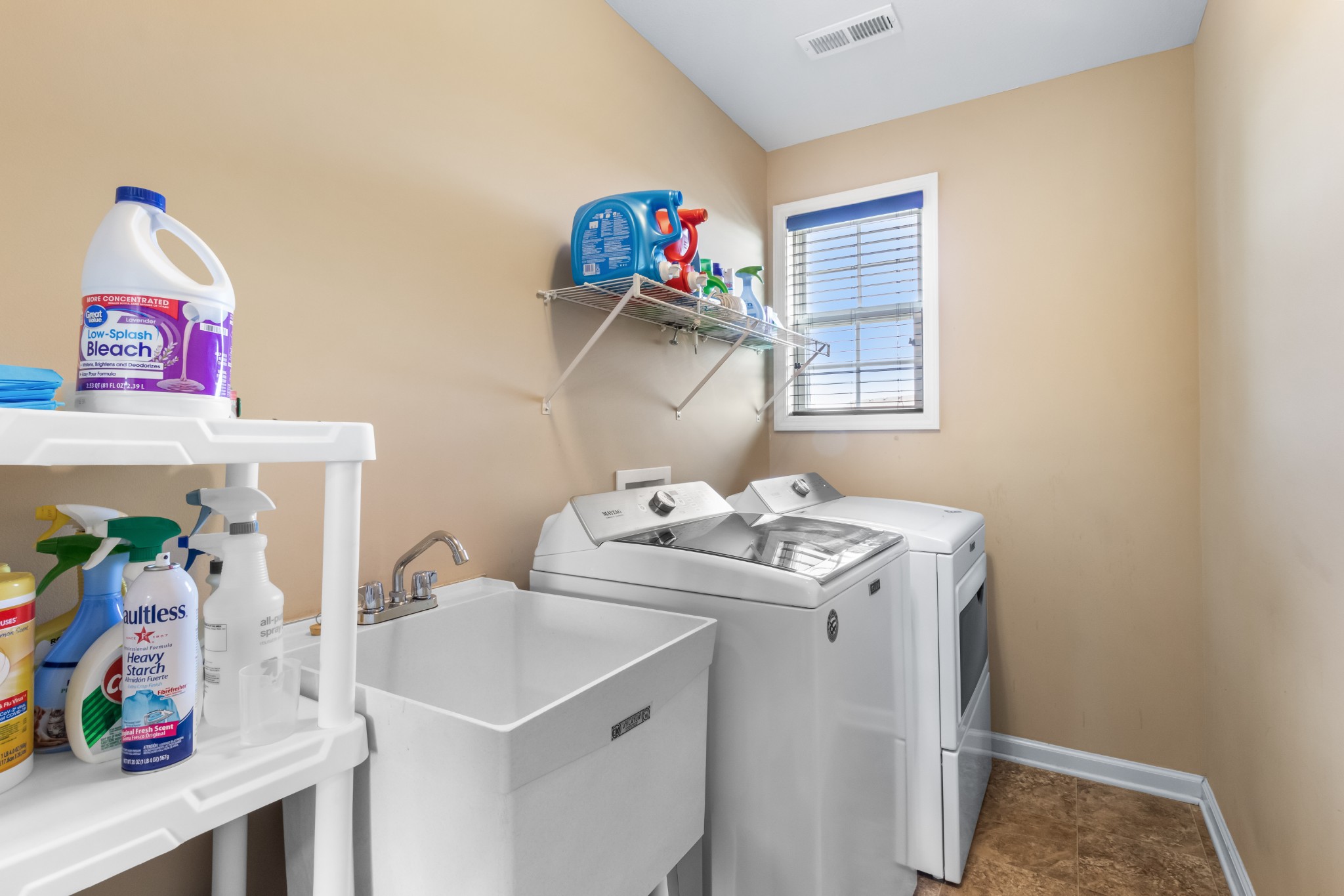 1069 Castlerock Drive Clarksville, TN 37042 - Photo 15 of 25 a utility room with dryer and washer