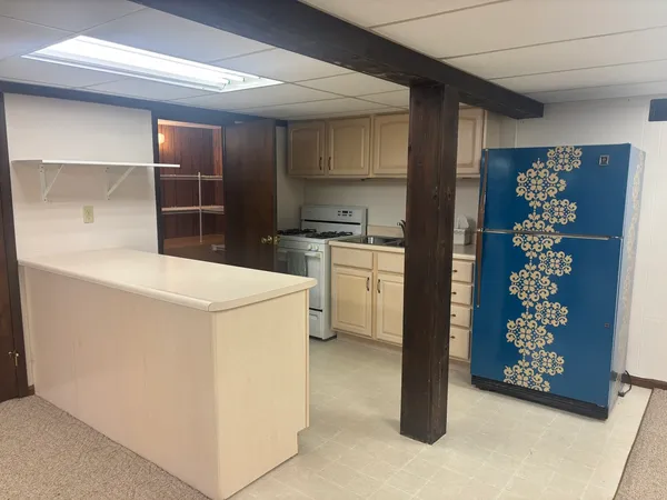 a view of a livingroom with furniture and a ceiling fan