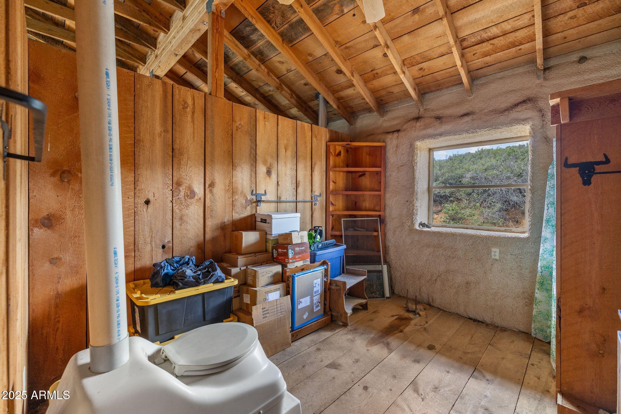9955 East Iron King Road Mayer, AZ 86333 - Photo 19 of 41 a livingroom with furniture and a window