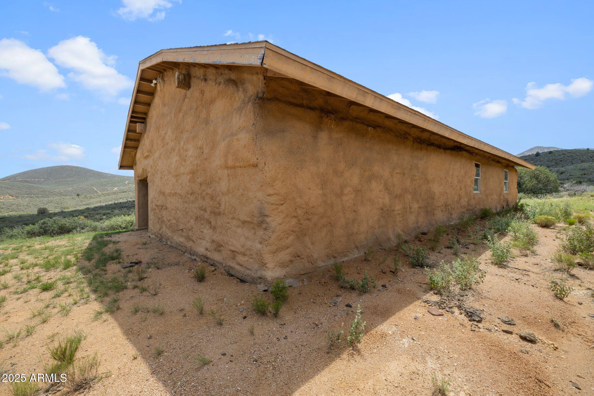 9955 East Iron King Road Mayer, AZ 86333 - Photo 21 of 41 a backyard of a house