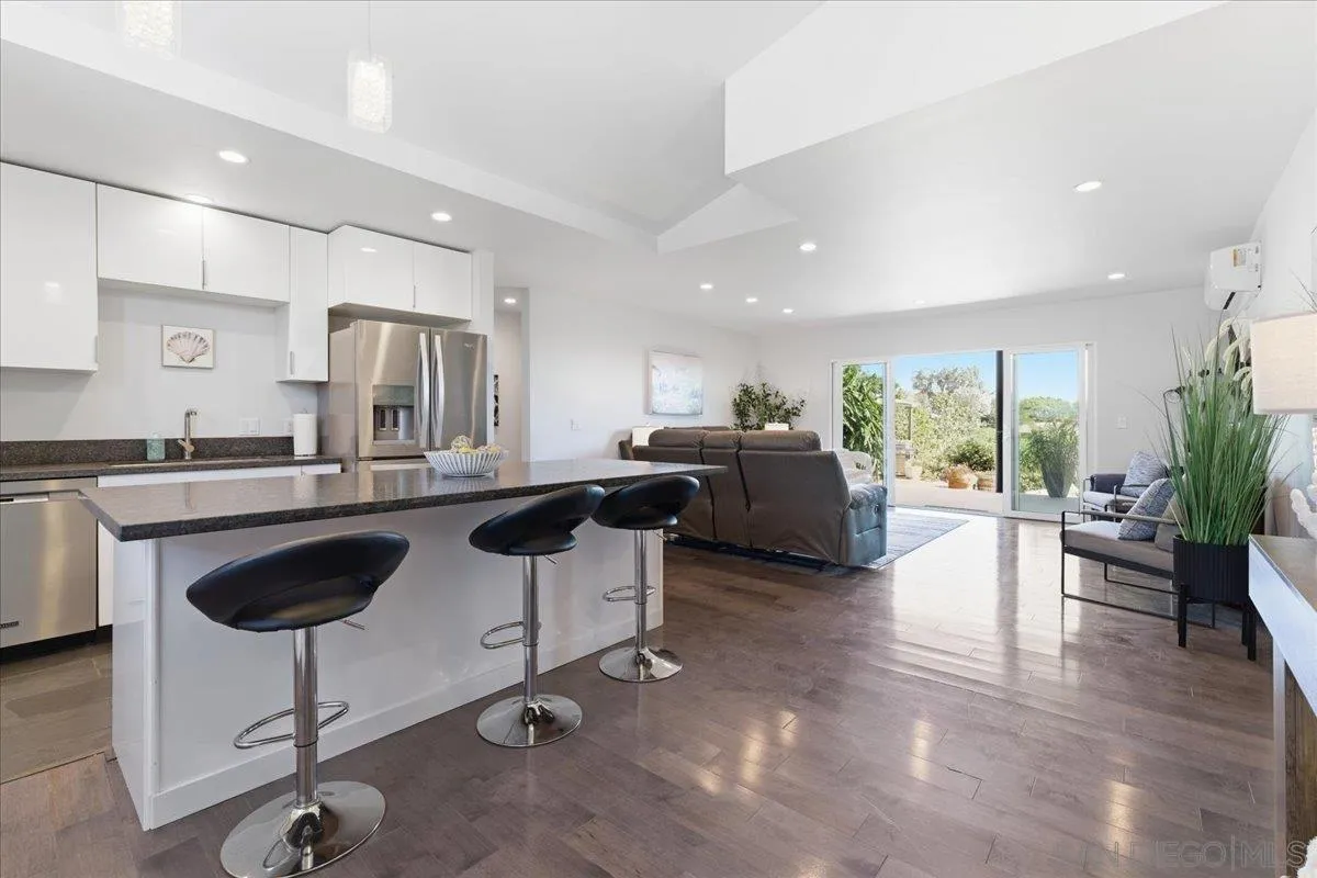 5447 Soledad Road La Jolla, CA 92037 - Photo 3 of 37