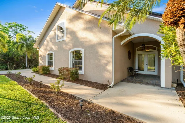 a view of a house with backyard and sitting area