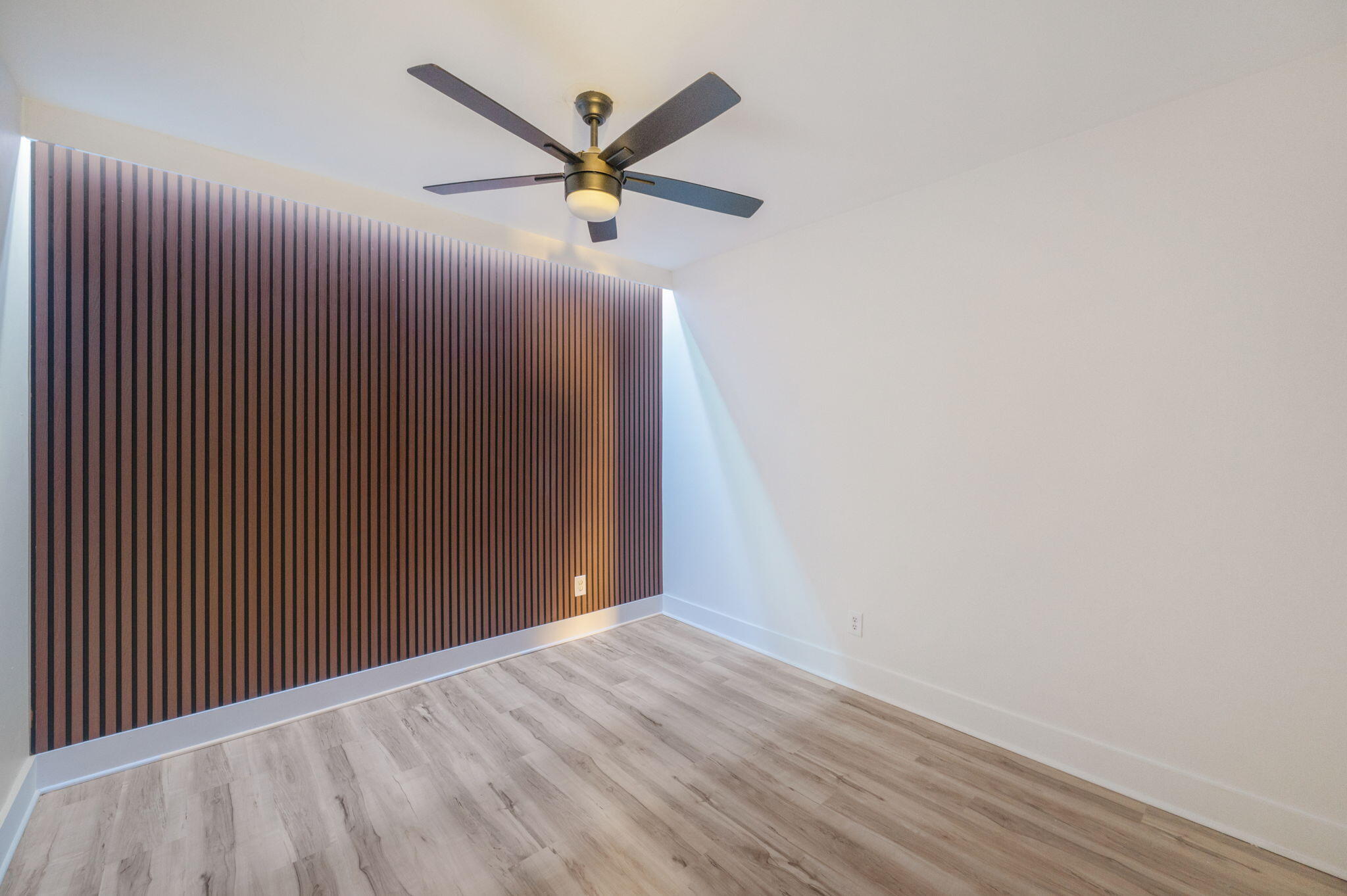 118 Ferry Road Northeast Fort Walton Beach, FL 32548 - Photo 26 of 51 a view of a hallway with a ceiling fan