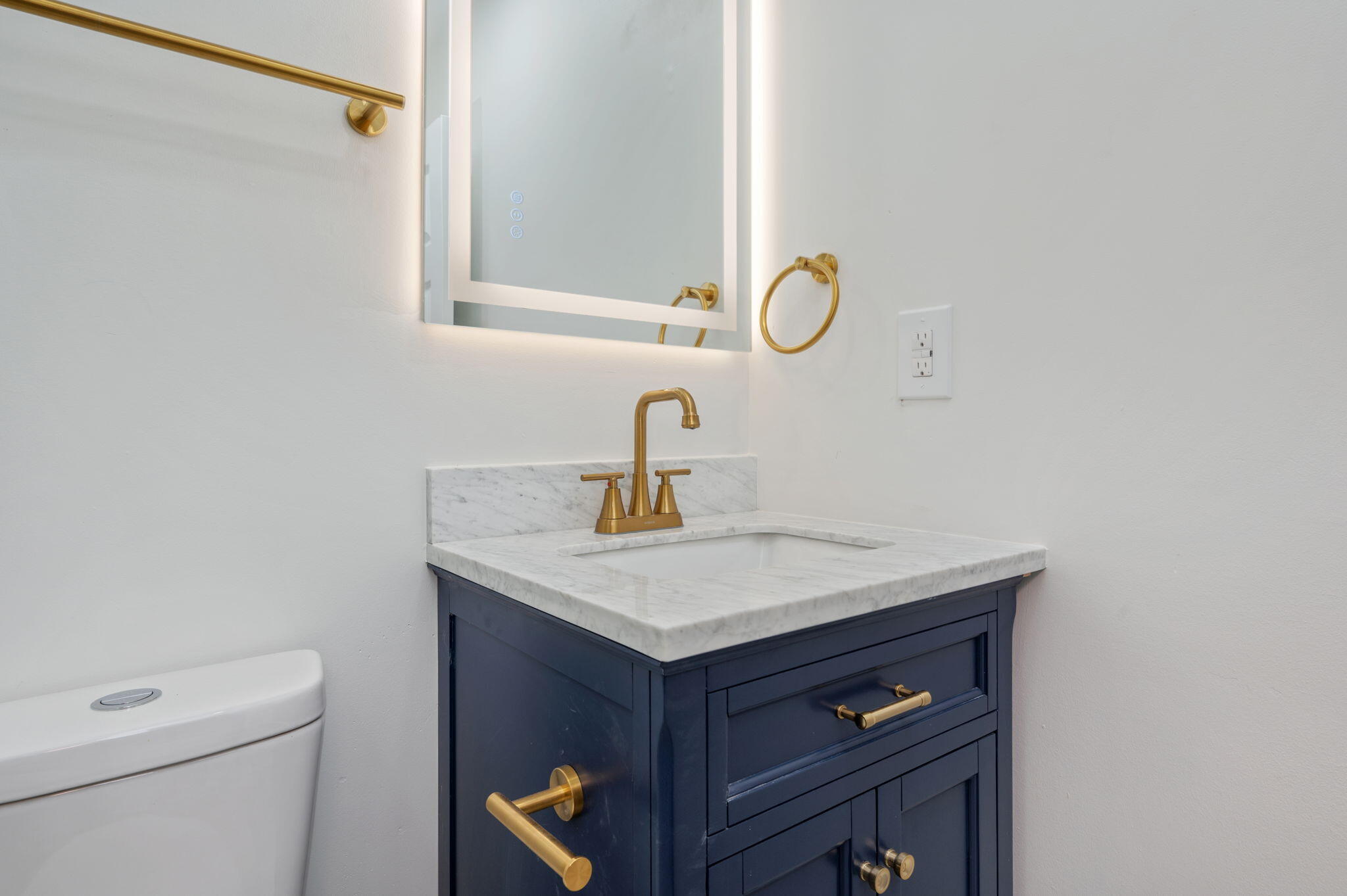 118 Ferry Road Northeast Fort Walton Beach, FL 32548 - Photo 28 of 51 a bathroom with a sink and a toilet