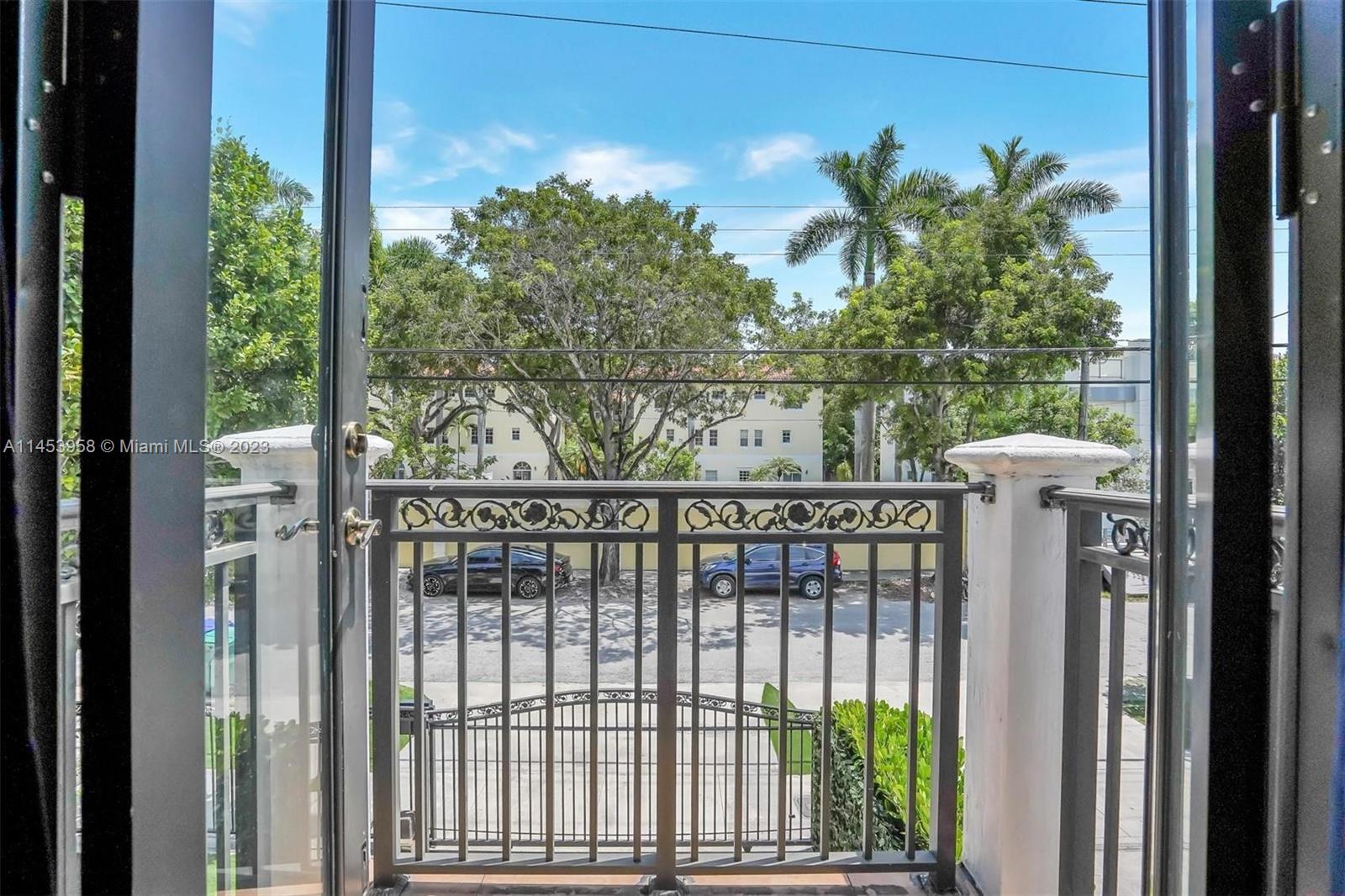 3012 Elizabeth Street, Unit 3012 Miami, FL 33133 - Photo 6 of 27 a view of a balcony