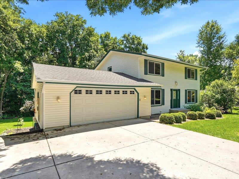 9331 Cedar Forest Road Eden Prairie, MN 55347 - Photo 5 of 41