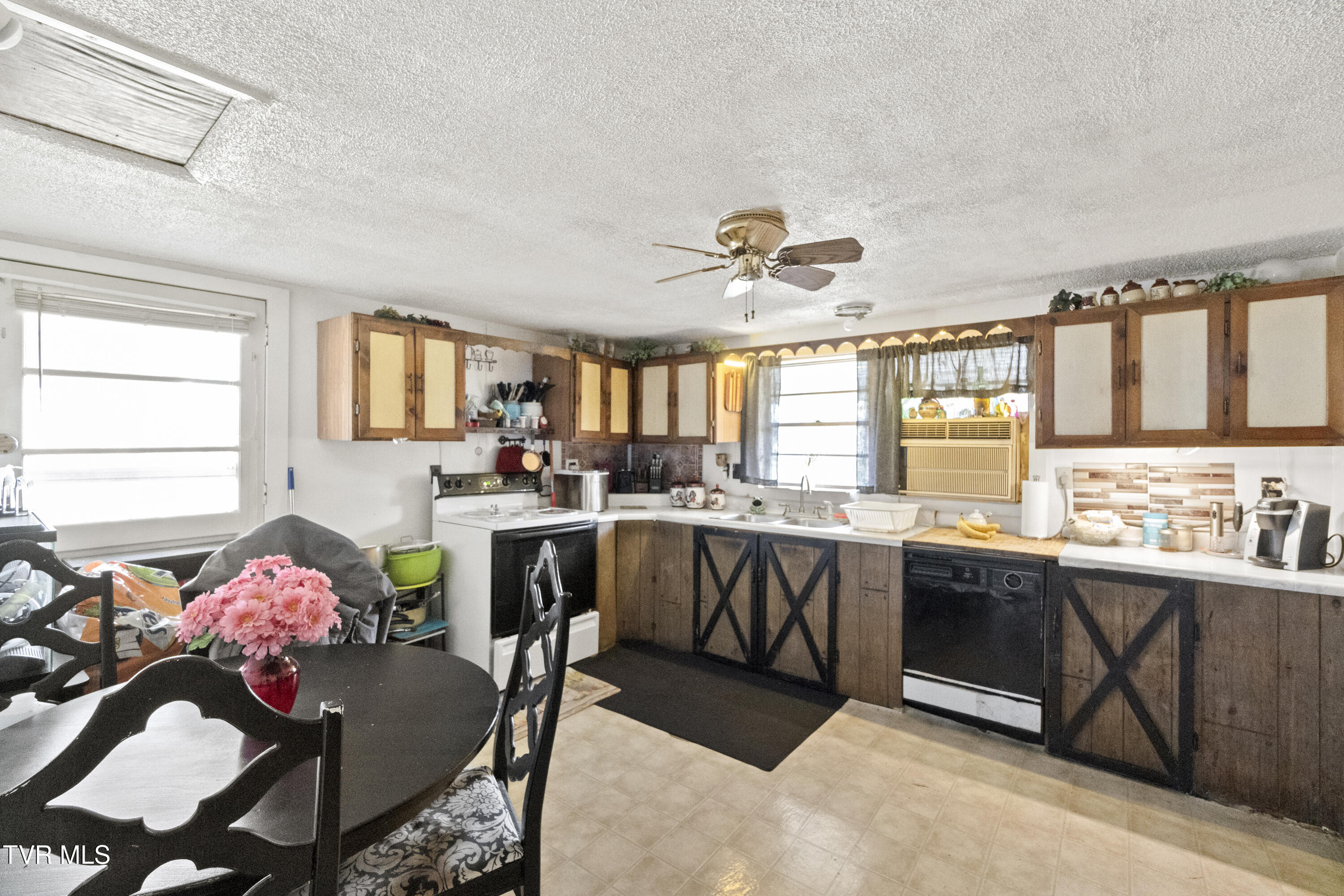 663 6th Street Newport, TN 37821 - Photo 6 of 30 DSC07369