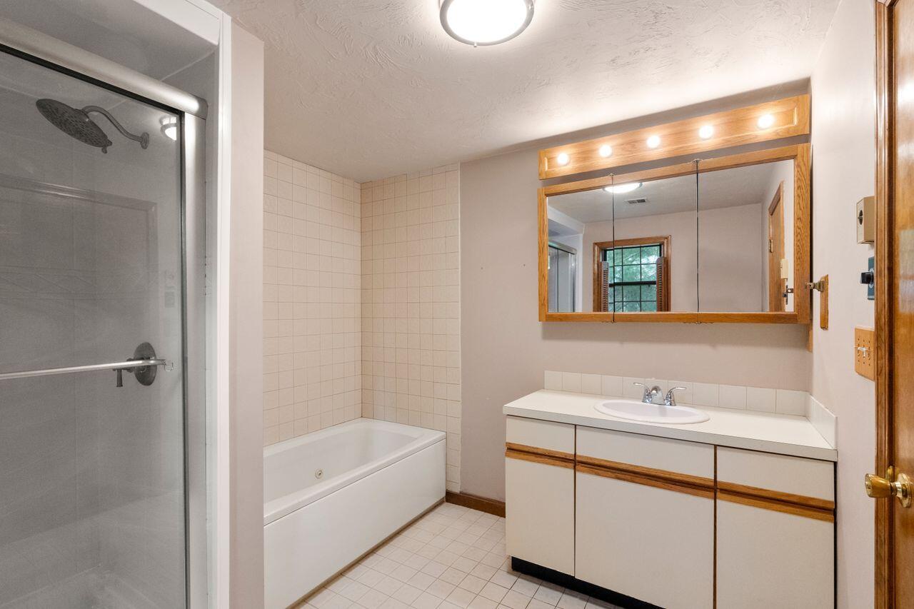 195 Falmouth Road, Unit 10A Mashpee, MA 02649 - Photo 19 of 33 Main Bathroom