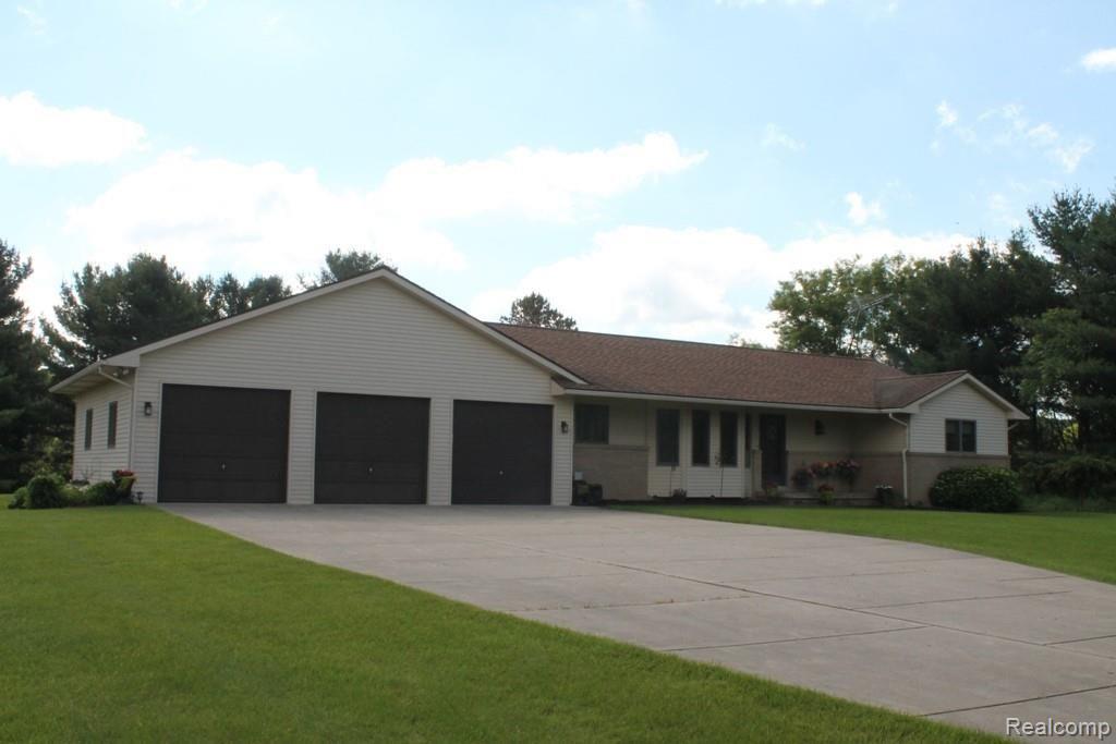 9330 Hartland Road Fenton, MI 48430 - Photo 3 of 43 IMG_5022.JPG