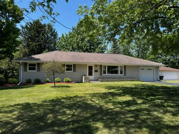 $359,900 | 921 Robins Lane, Mukwonago, WI 53149