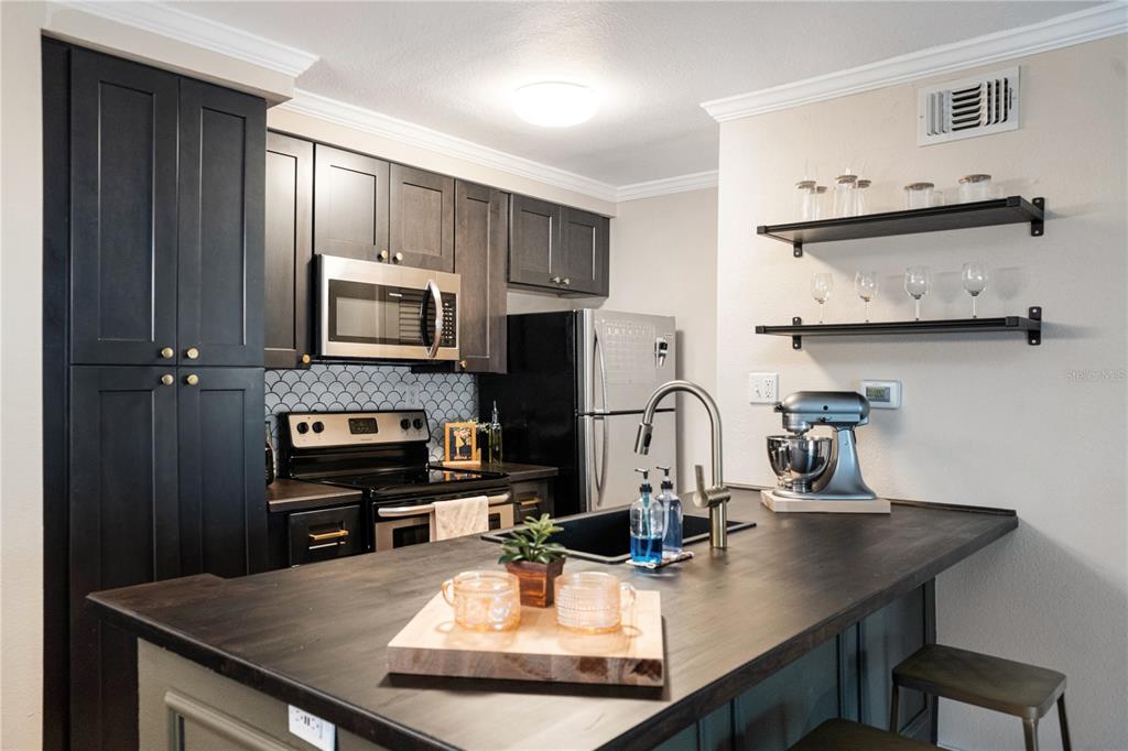 5306 Santa Rosa Court, Unit 341 Tampa, FL 33609 - Photo 5 of 20 a kitchen with a appliances a sink and cabinets