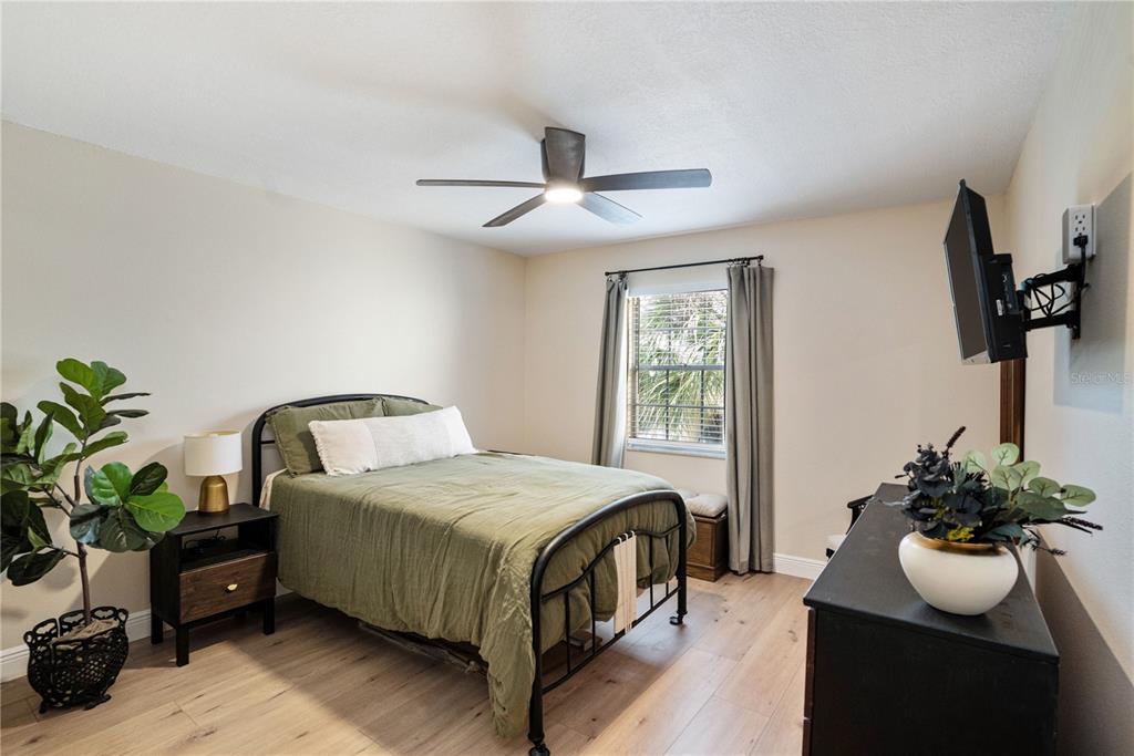 5306 Santa Rosa Court, Unit 341 Tampa, FL 33609 - Photo 8 of 20 a bedroom with a bed and a potted plant