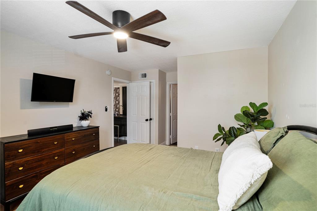 5306 Santa Rosa Court, Unit 341 Tampa, FL 33609 - Photo 9 of 20 a bedroom with a bed and a flat screen tv