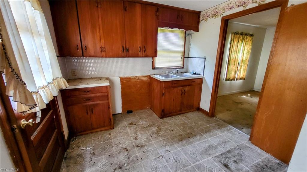 310 Sedge Garden Road Kernersville, NC 27284 - Photo 23 of 34 Apartment kitchen