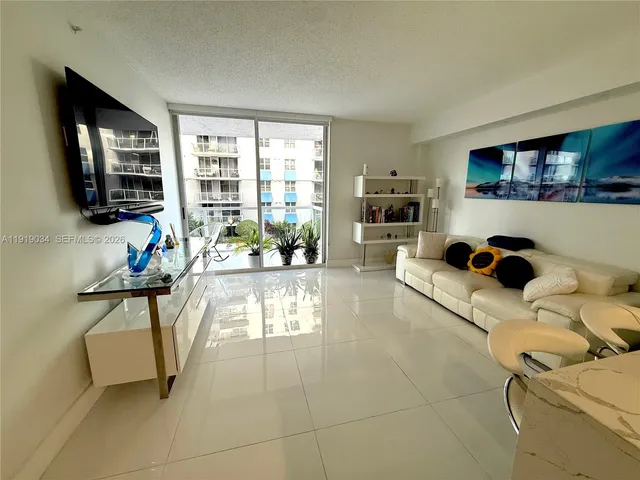 $2,350 | 5077 Northwest 7th Street, Unit 610, Miami, FL 33126