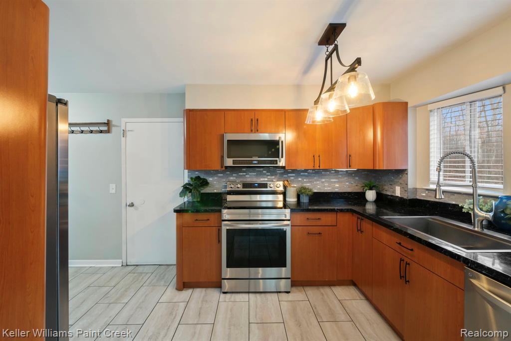 1811 Henbert Road West Bloomfield, MI 48324 - Photo 18 of 54 Gallery Image 18