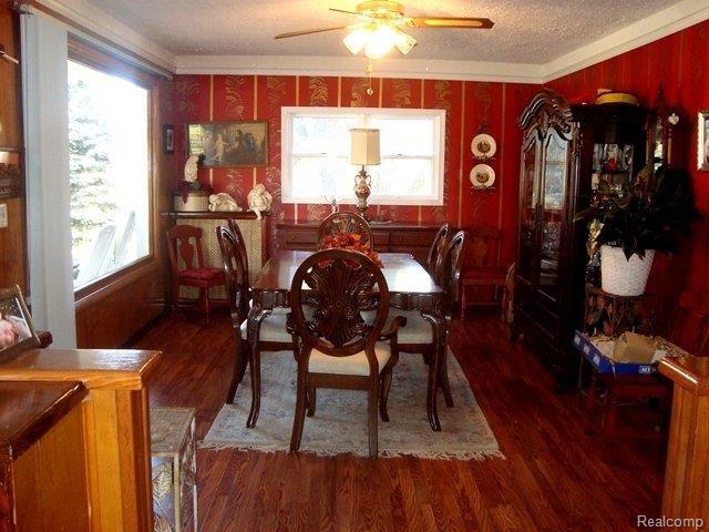 Formal din rm w/Pergo-style flr!