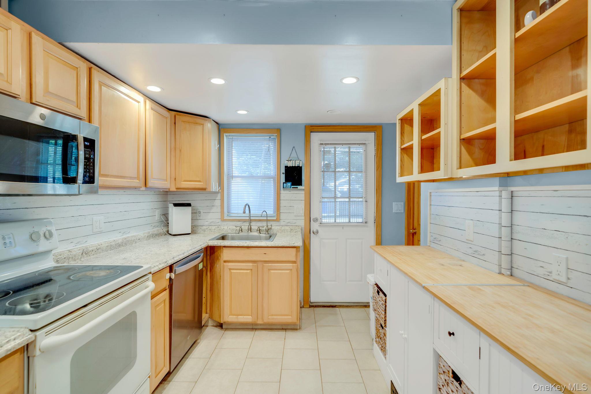 7 Inca Drive Bay Shore, NY 11706 - Photo 8 of 29