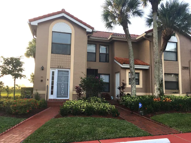 $329,500 | 10910 Lakemore Lane, Unit 201, Boca Raton, FL 33498