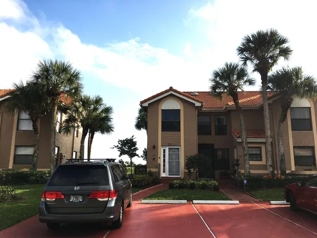 $329,500 | 10910 Lakemore Lane, Unit 201, Boca Raton, FL 33498