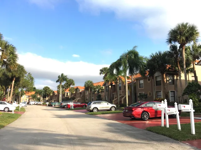 $329,500 | 10910 Lakemore Lane, Unit 201, Boca Raton, FL 33498
