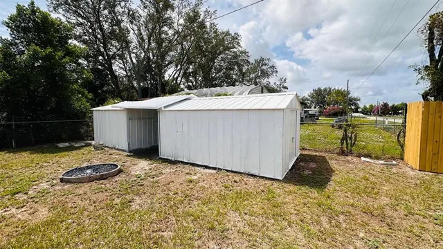 a view of a backyard