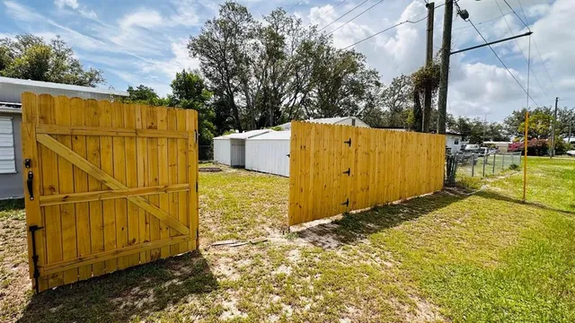 a view of a backyard