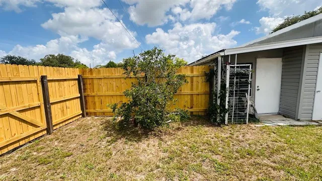 a view of a backyard