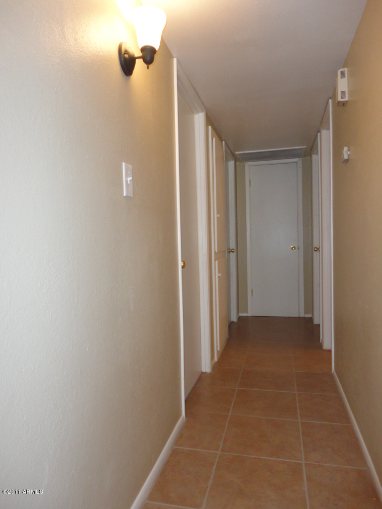 6121 West Cheery Lynn Road Phoenix, AZ 85033 - Photo 15 of 19 Hall