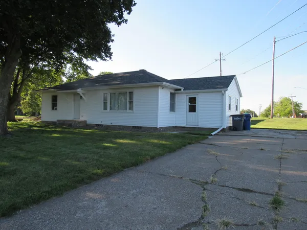 a view of a house with a yard