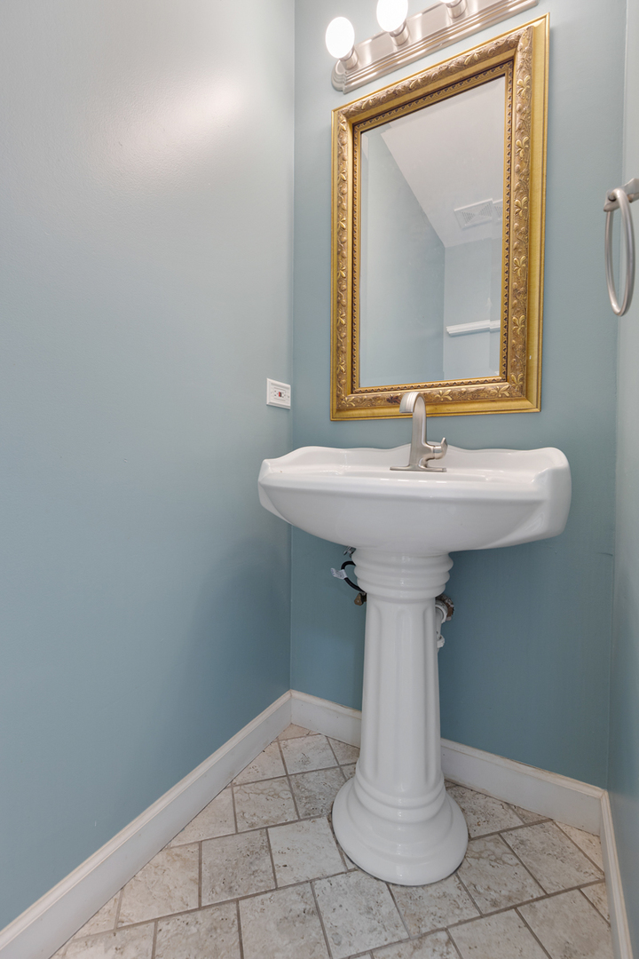 399 Fulton Street South Elgin, IL 60177 - Photo 13 of 36