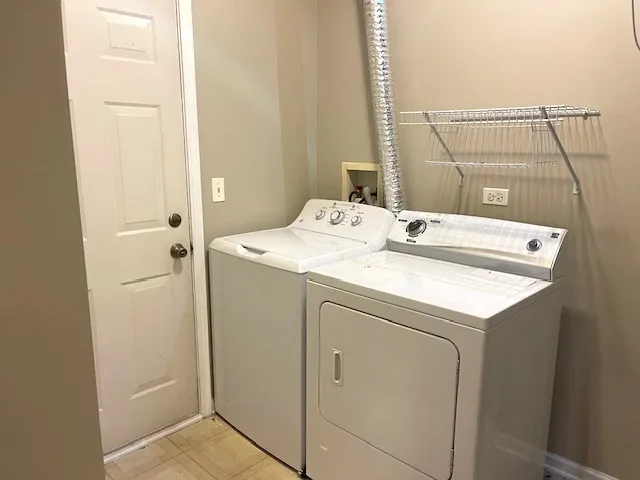 $2,200 | 386 Keswick Circle, Round Lake, IL 60073