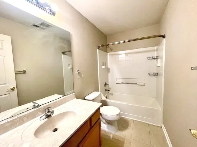 $2,200 | 386 Keswick Circle, Round Lake, IL 60073