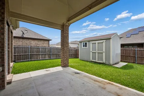 a view of a house with backyard