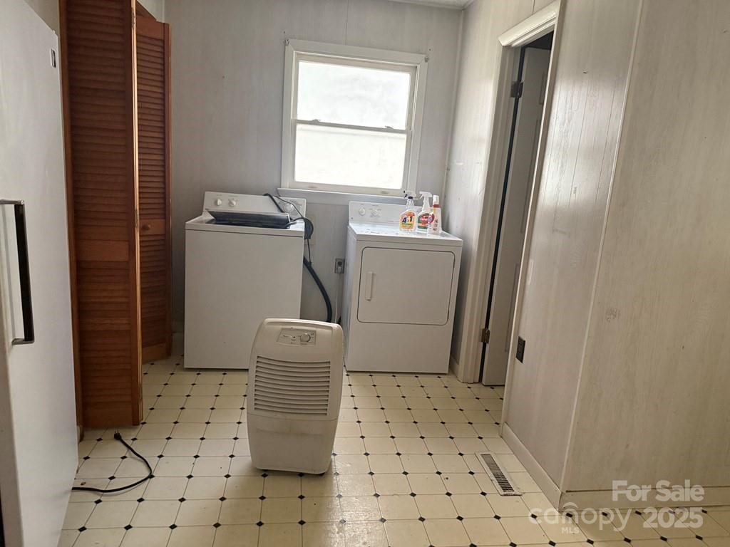 82 Merry Cove Road Sylva, NC 28779 - Photo 8 of 17 a bathroom with a sink and a toilet