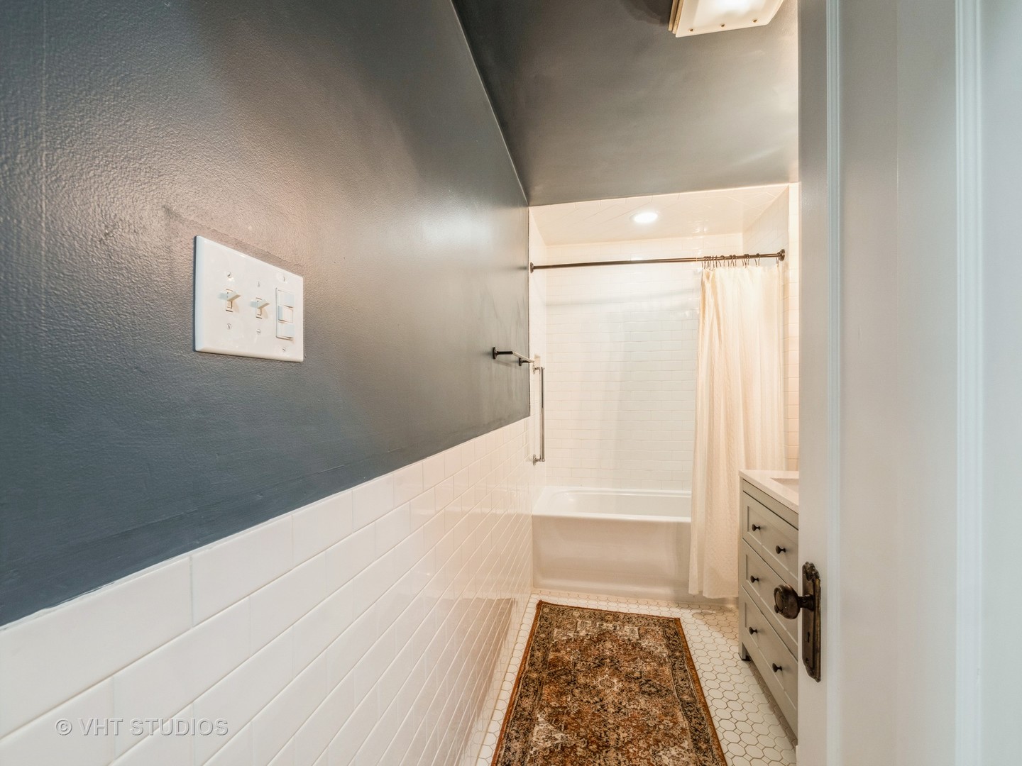 1440 West Summerdale Avenue, Unit 1 Chicago, IL 60640 - Photo 10 of 13 a view of an empty room