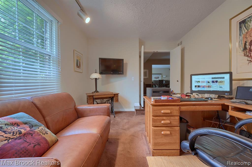 35181 Spring Hill Road Farmington Hills, MI 48331 - Photo 6 of 36