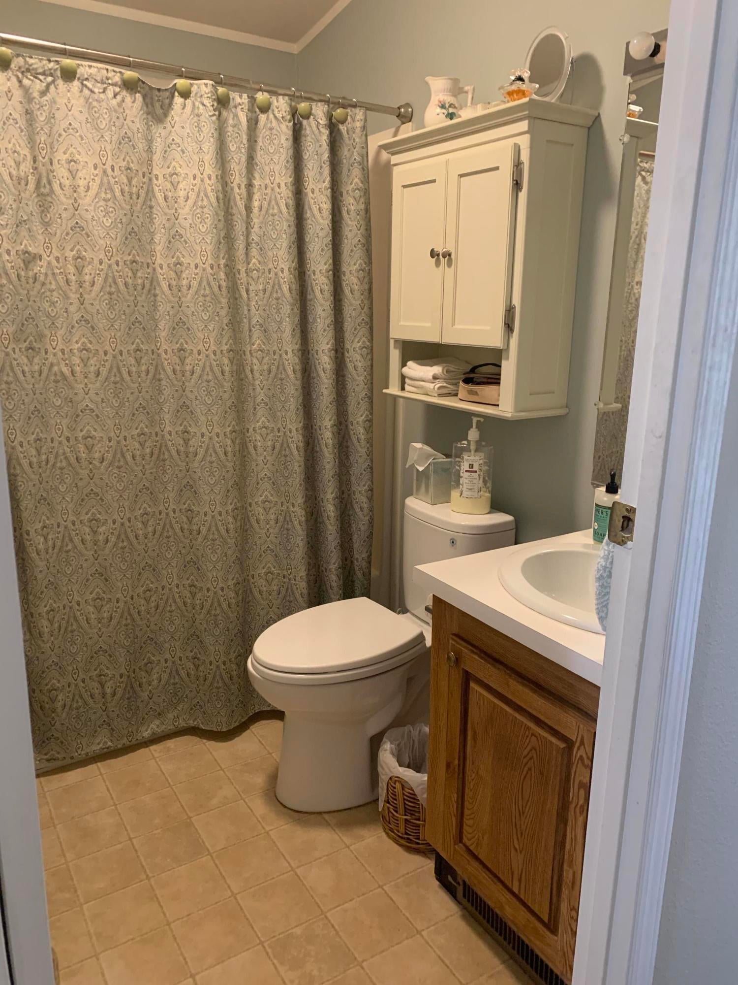 61000 Brosterhous Road, Unit 18 Bend, OR 97702 - Photo 9 of 19 Main Bath