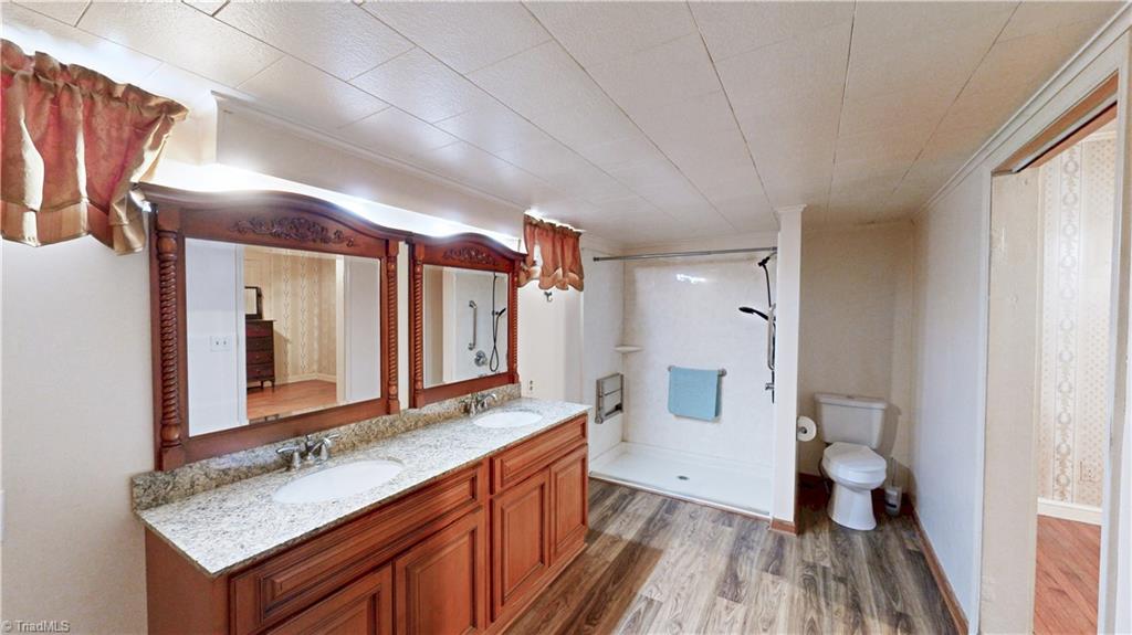 201 Kendall Mill Road Thomasville, NC 27360 - Photo 10 of 30 Bathroom