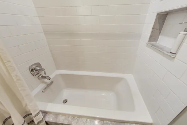$6,750 | 1328 West Belmont Avenue, Unit 3W, Chicago, IL 60657