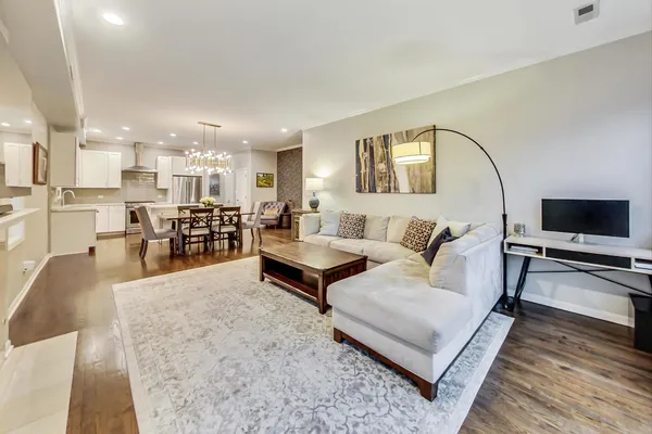 $6,750 | 1328 West Belmont Avenue, Unit 3W, Chicago, IL 60657