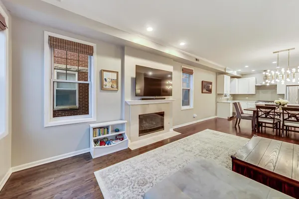 $6,750 | 1328 West Belmont Avenue, Unit 3W, Chicago, IL 60657