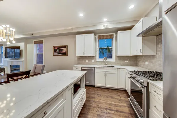 $6,750 | 1328 West Belmont Avenue, Unit 3W, Chicago, IL 60657