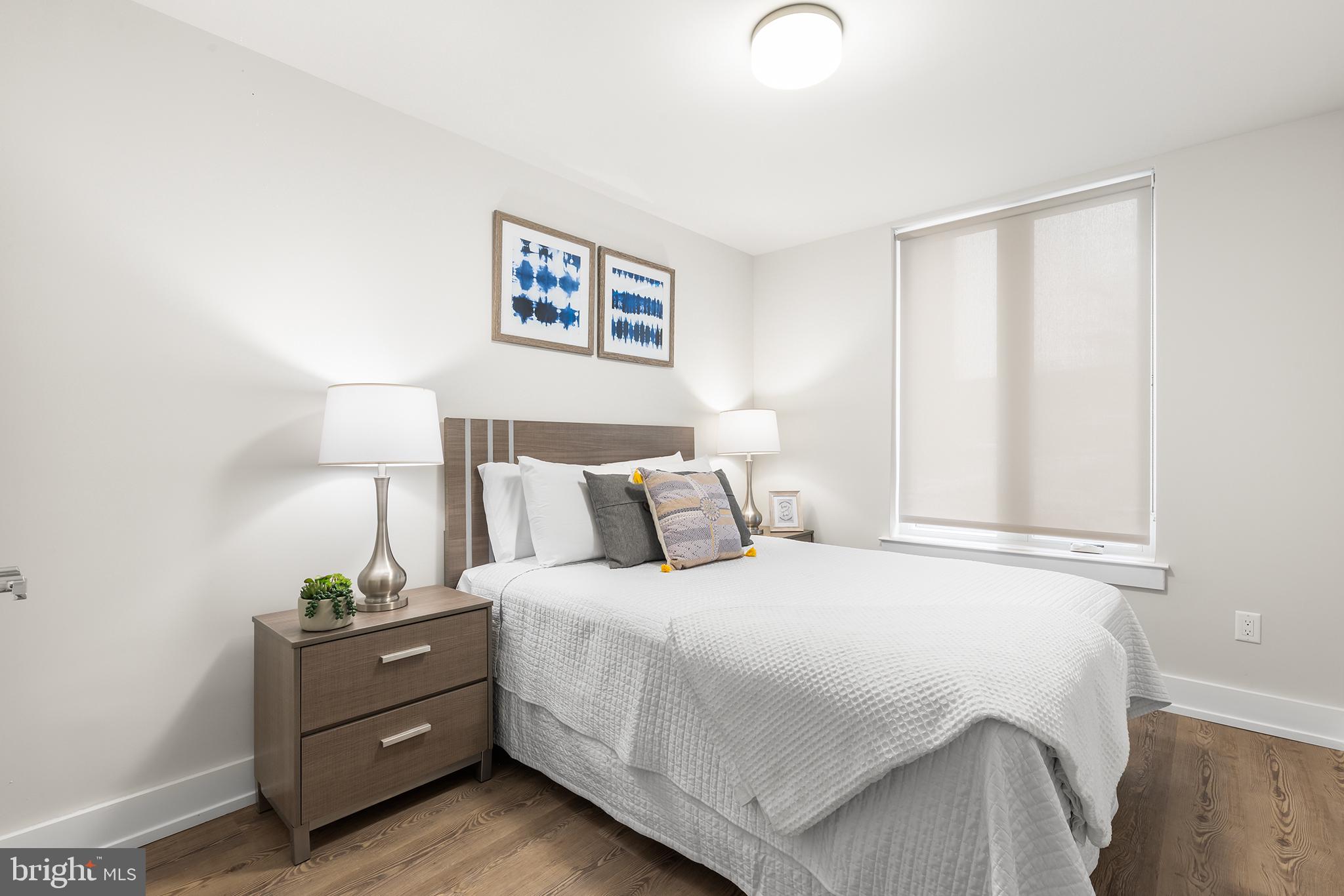 214 Vine Street, Unit 104 Philadelphia, PA 19106 - Photo 13 of 35 a bedroom with a bed and a window